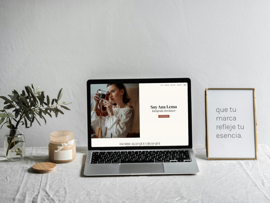 Mockup de ordenador que muestra la plantilla WordPress Esencia para emprendedores creativos